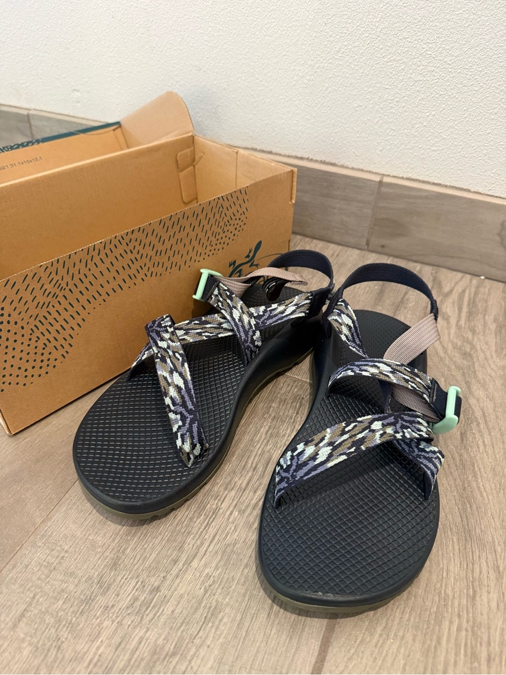 Chaco classic Z1 women’s 10 sandals brand new dark aqua